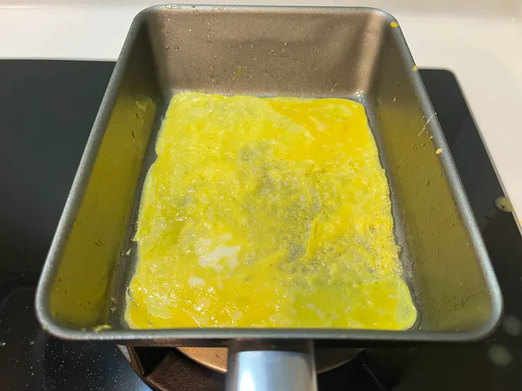 蛋皮可以煎大一點以防之後破掉~