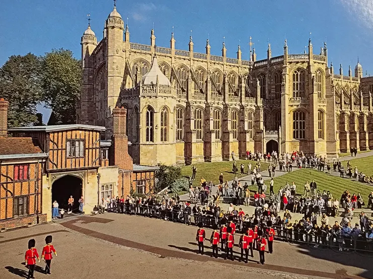 衛兵交接儀式總是吸引大批民眾