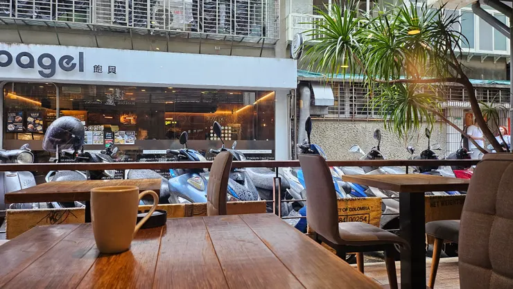 路過的行人不要往我這邊看，這樣我無法專心吃蛋糕。