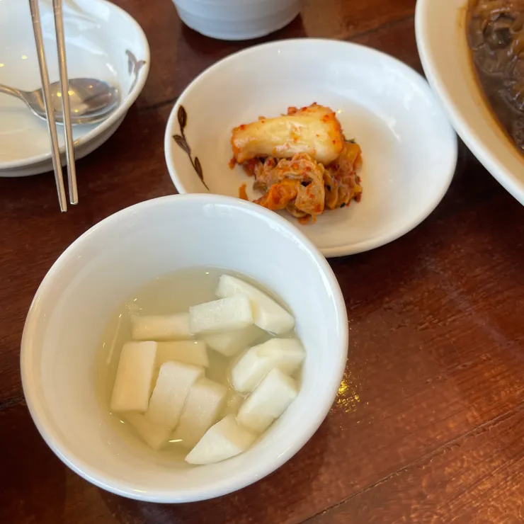 這不是跟炸雞一起來的水蘿蔔,但是餐廳給的水蘿蔔