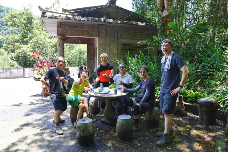 黃金嶺土地公，天氣太熱在此大休息，吃午餐喝啤魯，消暑一下。