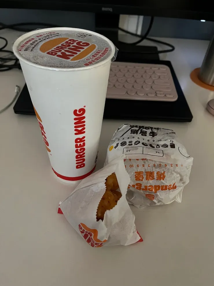 北海道鮭牛堡、無糖綠茶跟辣味薯球。