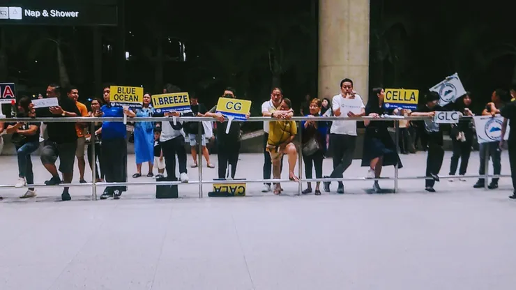 眾多等著接機的語言學校工作人員，Photo: Zora @ CEB (Jul. 30, 2023)