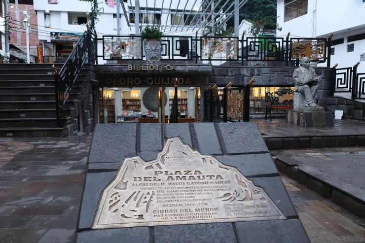 廣場旁的圖書館