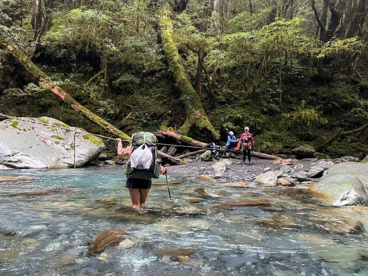 第二次過溪。秋天的溪水特別冰涼，水深及大腿，還好有準備拖鞋，過溪後便是今晚紮營的地點。