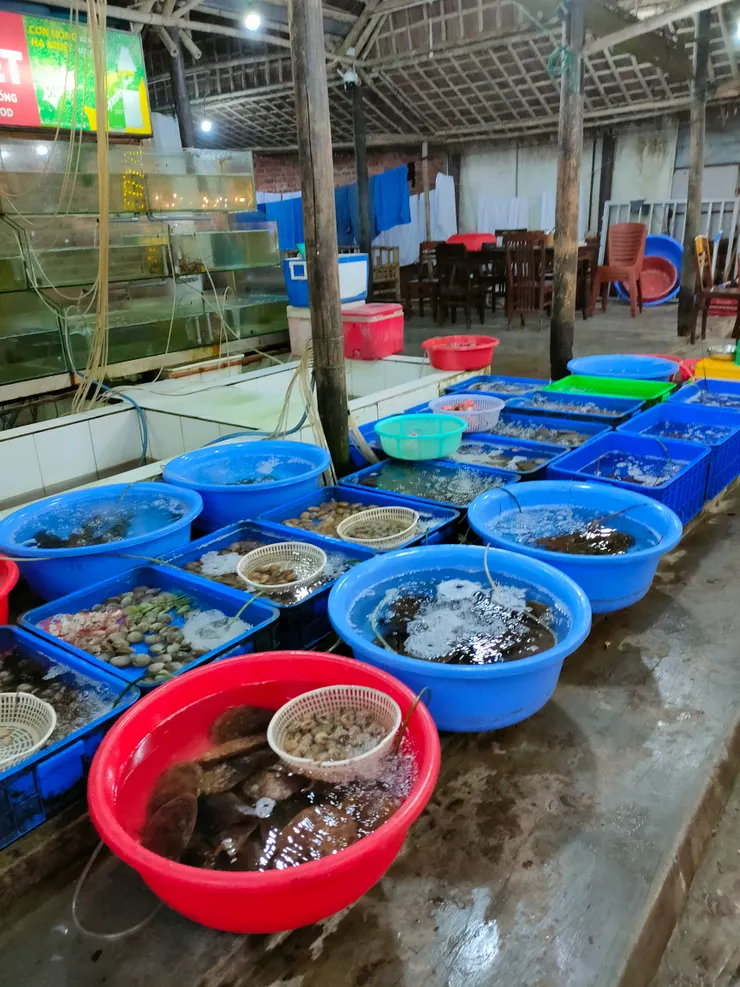 安邦海灘旁邊有一排海產店