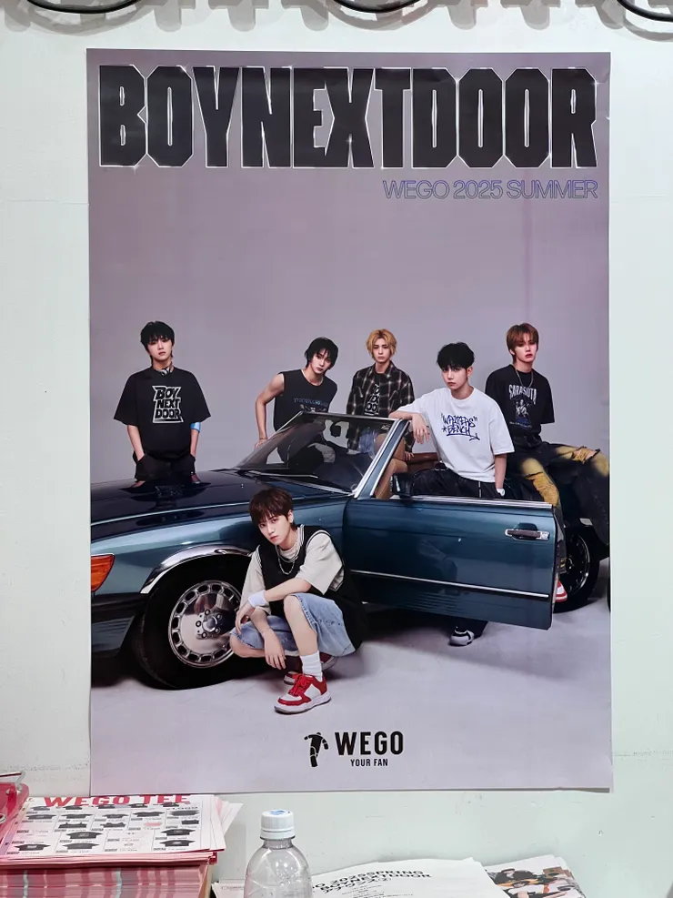 收銀檯後方的海報