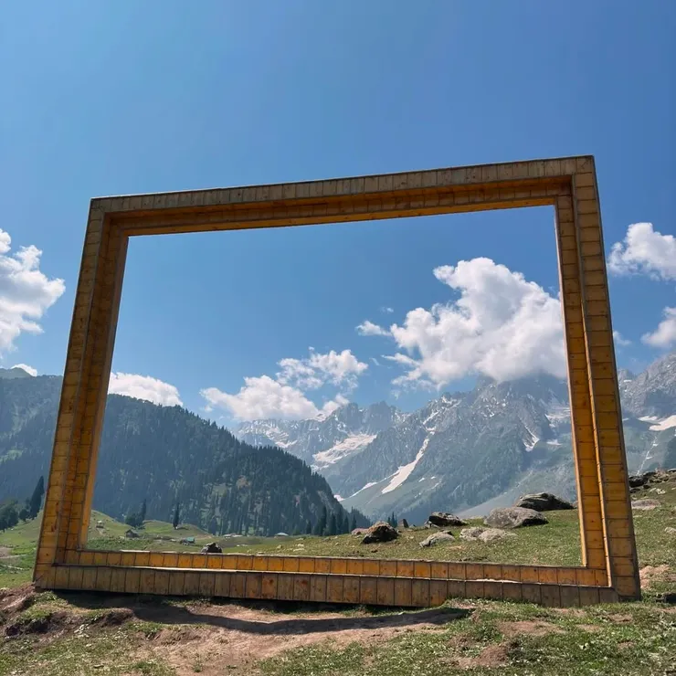 該地直接放一個畫框,完美呈現「美的像幅畫」