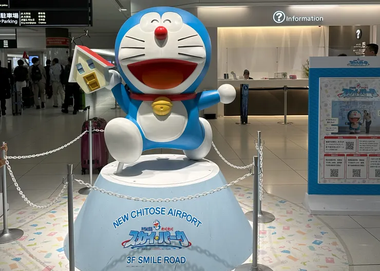 咻地一下，來到了千歲機場，先跟地標人物拍個照