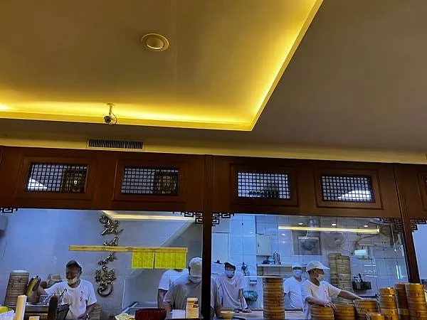 透明玻璃廚房可以看到廚房內師傅忙碌的身影，相對來說也會比