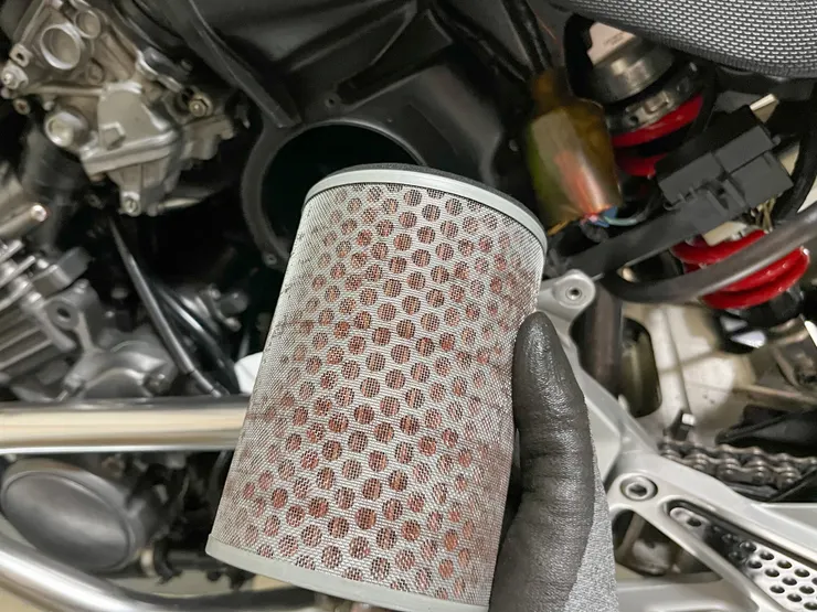 原車裝的空濾，其實我也不知道是好的副廠品還是對岸製品