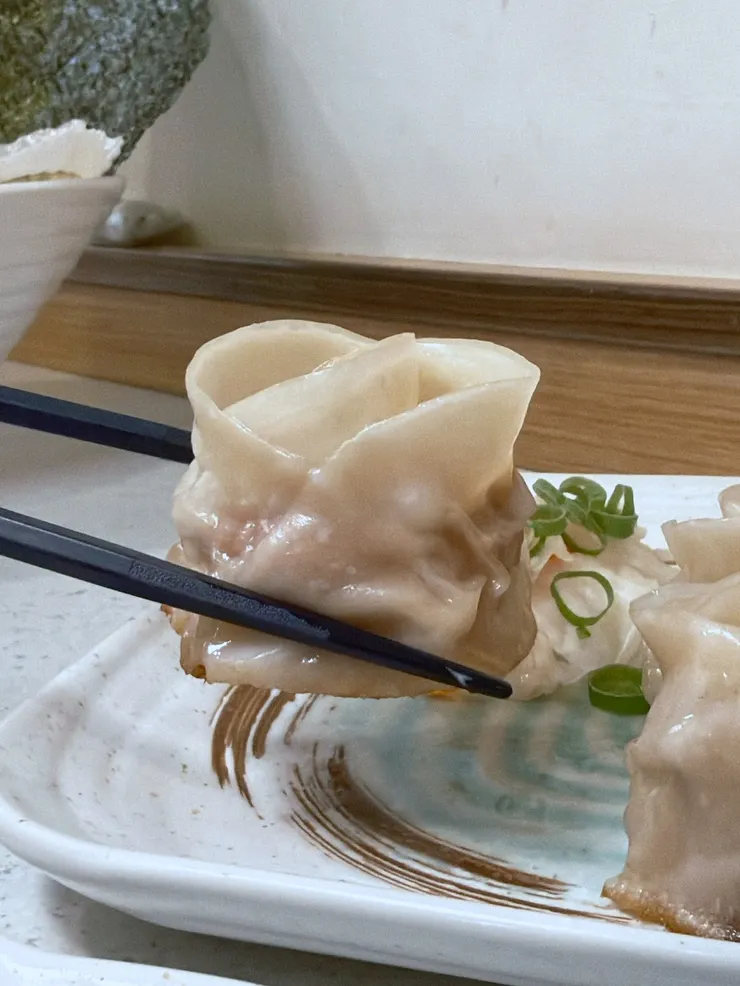 超吸睛的玫瑰造型煎餃，是來店必點的拍照打卡聖品。