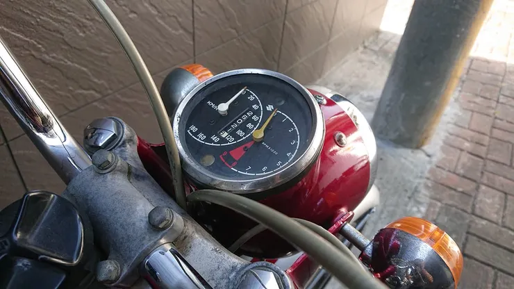 極具特色之縱向排列的儀錶。