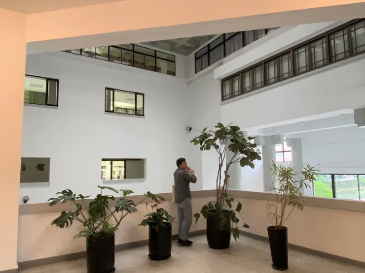 二樓突出的寬闊平台