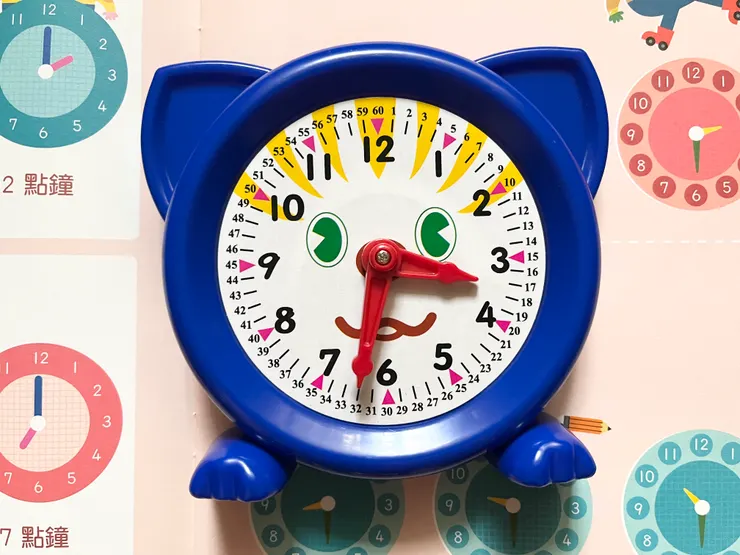 好可愛的時鐘，我覺得這個時鐘最棒的是，有把時針的60格都畫出來，分針在走時針也會跟著慢慢移動。