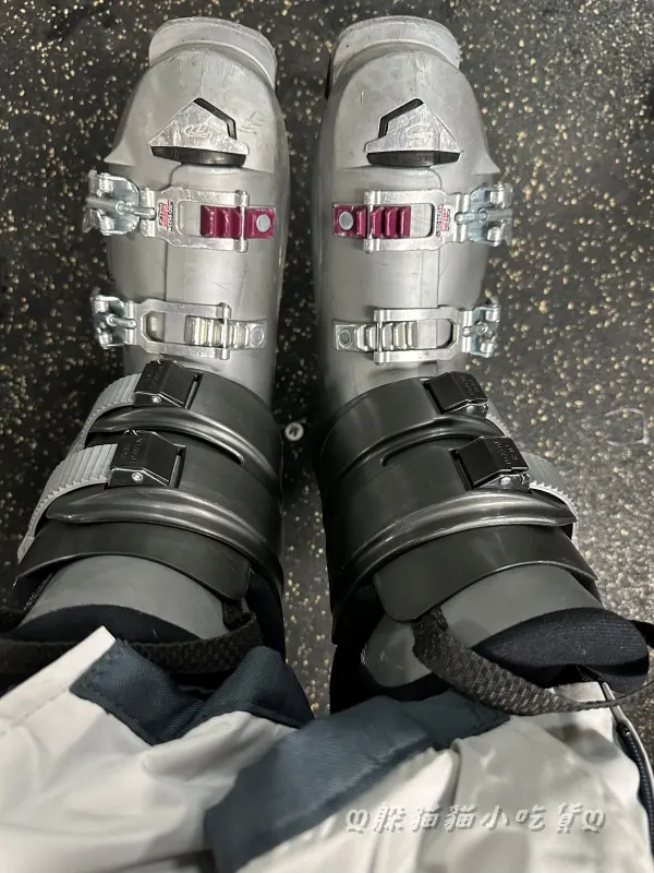 好像穿上一塊石膏啊！！又重鞋底又滑、腳踝又不能彎超難走~😱