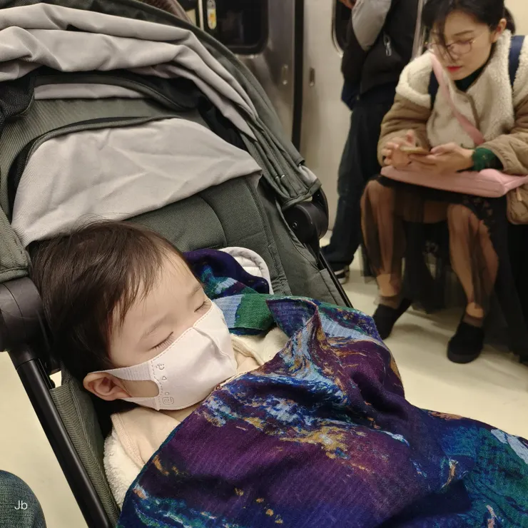 【上完體能課没電的萬萬，一進捷運車廂就睡著了，為了讓她多睡些時，我們没在古亭站下，一直坐到終點新店，她還没醒，於是我們出站去吃甘蔗麵線當中餐，吃完還在睡，直到再坐回古亭才醒。回到家也只能陪她，兩老沒得睡了！】