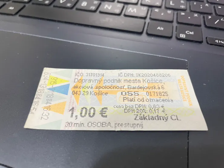 一般的車票就需要上車時在計票器上插入敲下時間喔! shot by Emma.