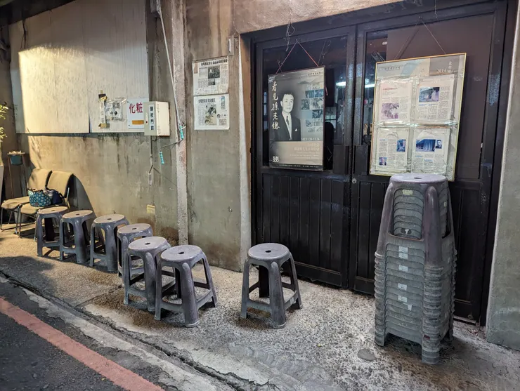 台電勵進餐廳排隊區有椅子可以坐著休息