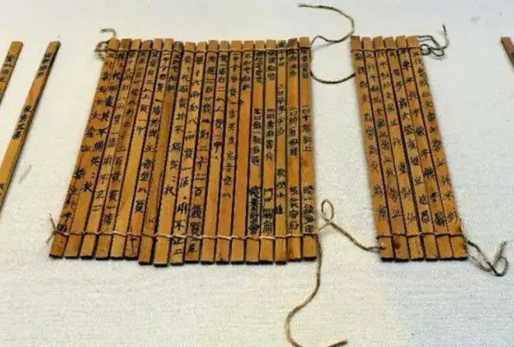 後來出土的古代竹簡，最大的問題是繩子早已腐朽，必需靠考古學者研究其先後次序，再重新綁好。