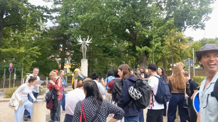 愛德華-比爾茲廣場Eduard-Bilz-Platz，Eduard Bilz（1842－1922）為德國自然療法師和生活改革家，被譽為「大眾自然療法之父」