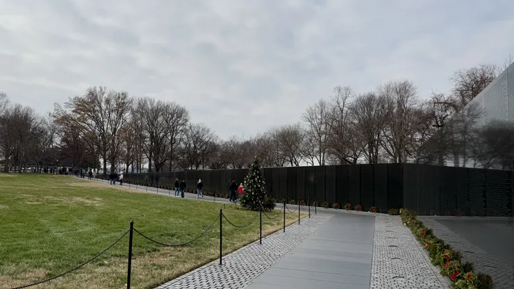 十二月的越戰紀念碑，花圈與聖誕樹增添了一份溫暖與思念的氣息。