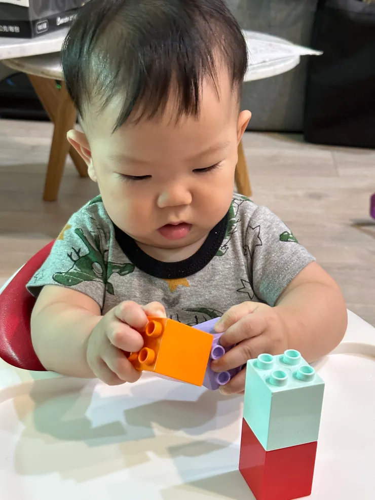 豆豆從小就喜歡積木組裝跟拆解~學習發展能力來說很不錯!