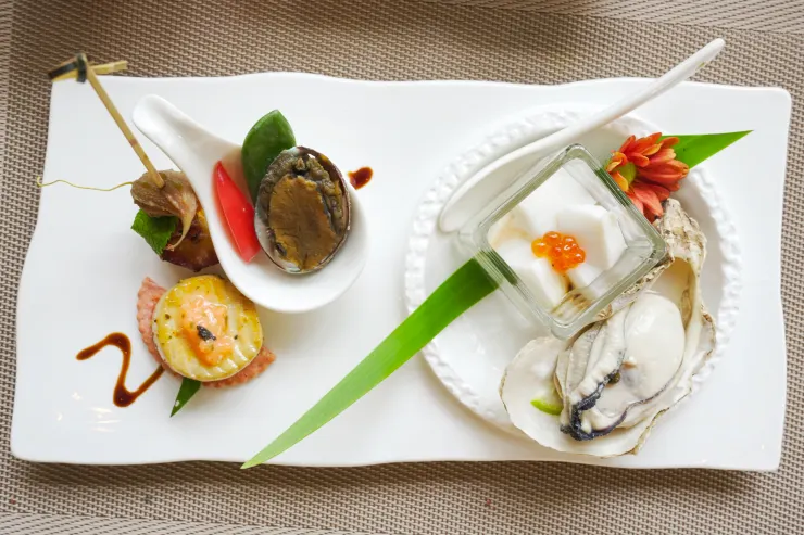 以野生山苦瓜、枇杷果乾、薄荷葉、紅酒蜜蘋果組成的「酸甜苦」、紫蘇蜜鮑、白酒奶油煎素干貝佐松露龍蝦泥、壯圍花生豆腐佐鮭魚卵、熟生蠔。（攝影／曾耀玄）