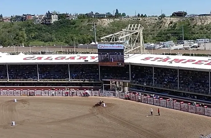 正在繞木桶的女騎士