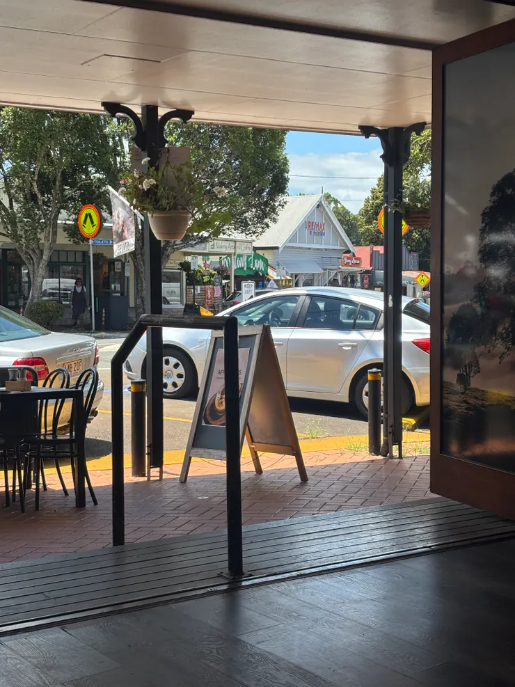 坐在店內看向窗外