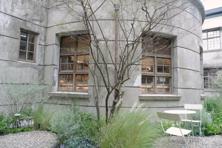 原為松菸澡堂對外的天井，改造成「BREATH 戶外花園」