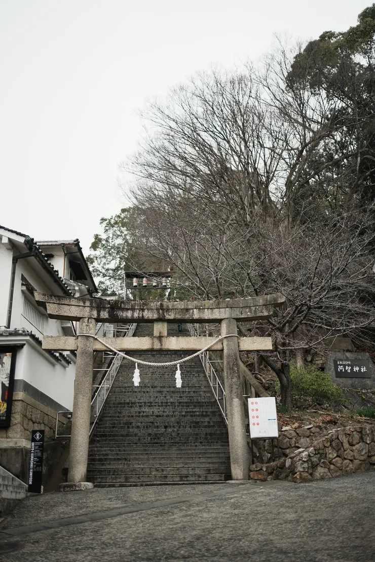 阿智神社的鳥居和階梯