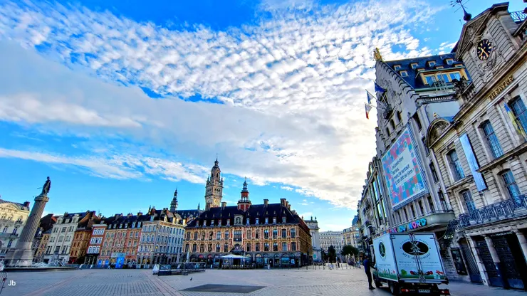 【榮耀的自由女神俯瞰著大廣場 建築宛若永恒惟世人來去匆匆】