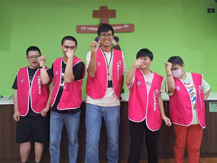 南海發展中心主任李杰嶸(中)與服務對象一起支持March for Life