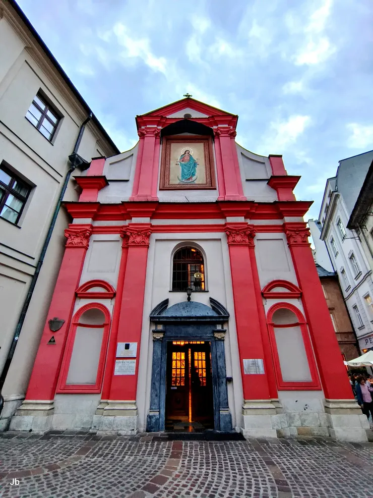 【大廣場週邊閒晃！聖若望街的聖若翰洗者暨聖史若望教堂（Church of St. John the Baptist and St. John the Evangelist），起源可溯至 12 世紀，但如今呈現的是晚期巴洛克風格。】