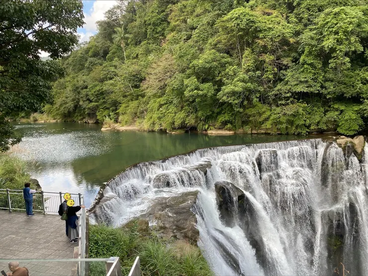 平整的水面，對應驟降的落瀑，其對比強烈，使人著迷。（攝影：抱城。）（註解：有改圖把人臉遮住了～）
