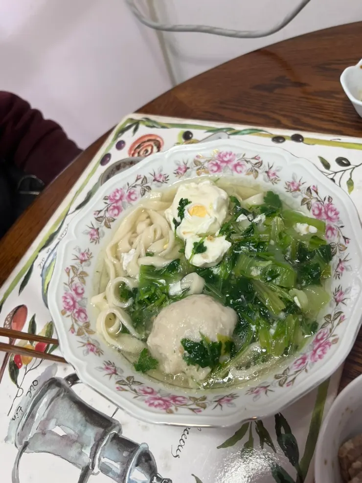 上圖中的臘肉芹菜第一天沒吃完，第二天中午，媽媽就用剩下的那一小碗芹菜臘肉湯汁當成湯底，打一個蛋，加一顆溫州丸子，還有當天從市場買的現做的拉麵，就是一碗滋味鮮美的湯麵了。