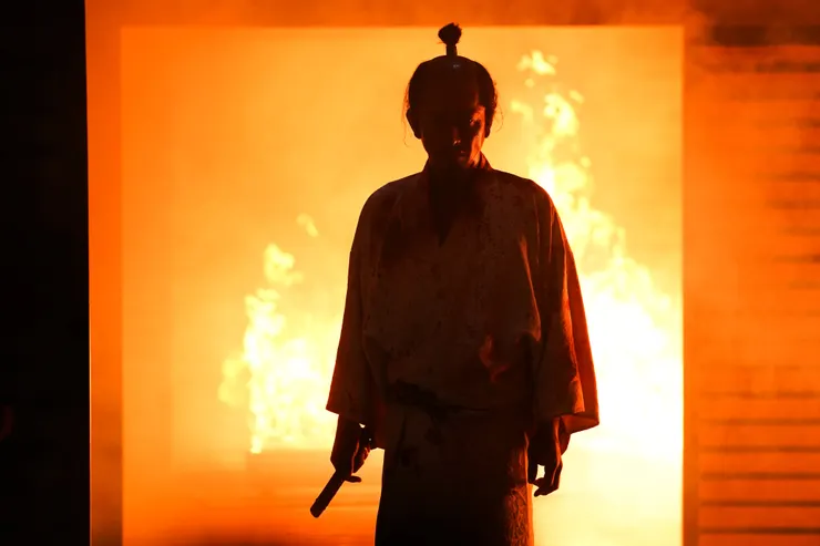 不過名場面「人間五十年(跳敦盛舞)」「實屬無可奈何(是非に及ばず)」並沒有省略