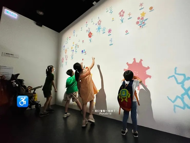坐輪椅的哥哥也可以輕易靠近欣賞。這是輪椅可及的展。