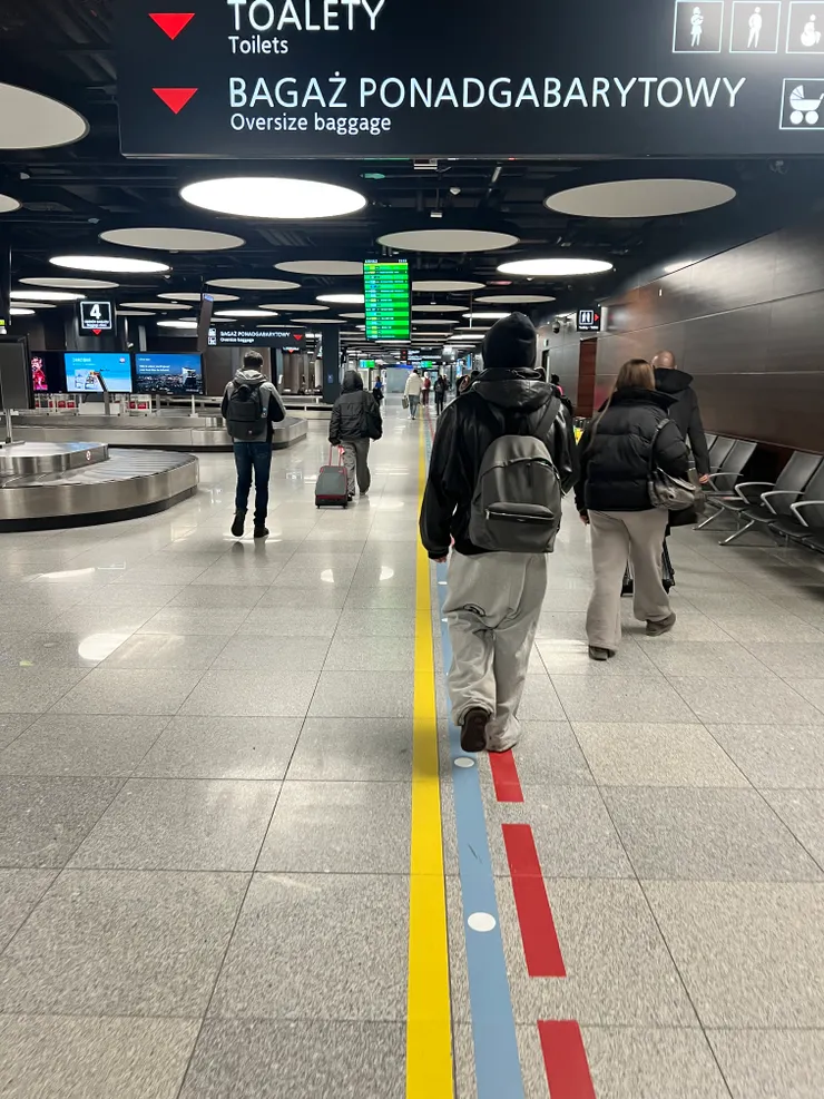 黃線(計程車)/藍線(公車)/紅線(火車)，不同交通方式進到市區