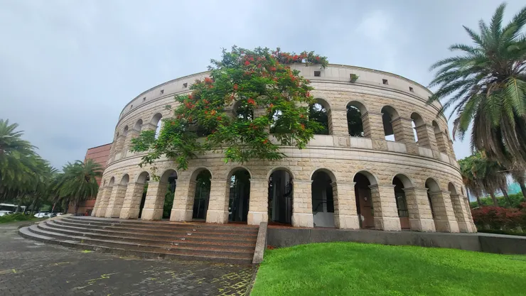 亞洲大學.體育館(李建崑攝影)