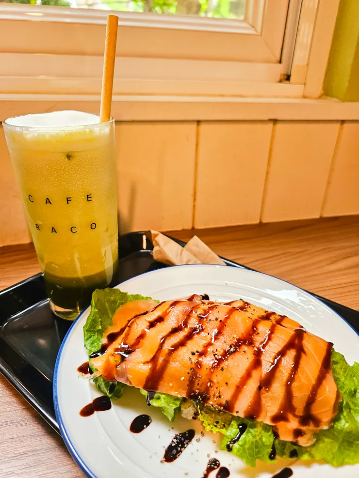 ●煙燻鮭魚鬆餅+冰抹茶歐蕾~~煙燻鮭魚鬆餅很可以^^