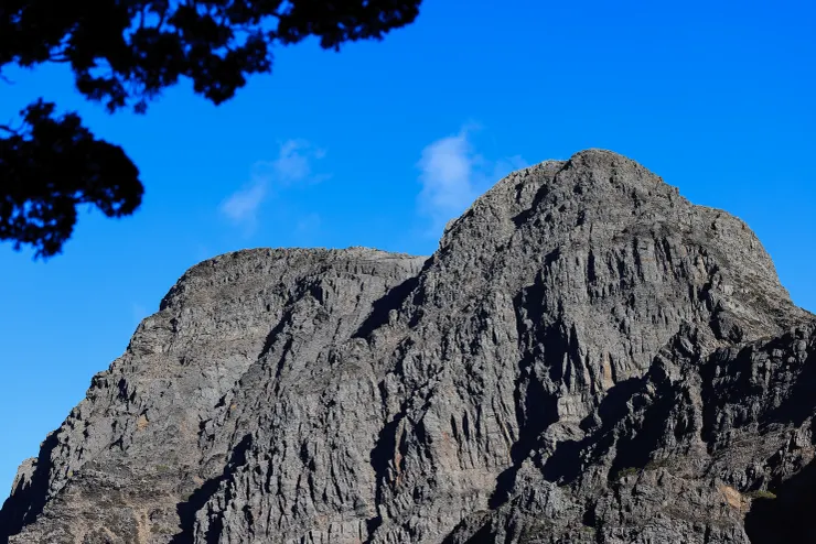 從荖濃溪營地仰望玉山東峰北壁,東亞最高的高山巖壁之一。 玉山東峰威武的身影,從日本時代的鹿野忠雄開始,吸引了無數冒險者嚮往、嘗試,在其岩層肌理上,留下了一則則生動的故事。 最終,這條故事線跨越了太平洋,與加拿大連了起來。