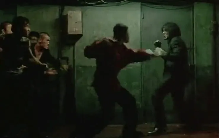 《原罪犯》劇照：走廊打鬥的推軌鏡頭