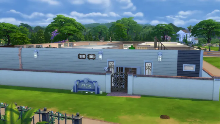 學校不只一個進出口，我覺得這樣安全些，要逃命也多個門口。