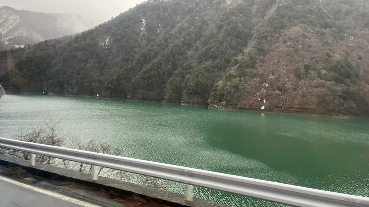 沿途經過平湯溫泉，等於要翻過一座山，