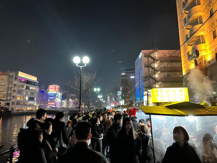 每一間屋台都排了長長的人龍