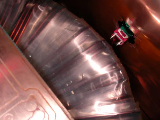 全機的電源開關，僅一顆小小的按鍵開關 ( 1 安培規格 )，全仰仗開機電路