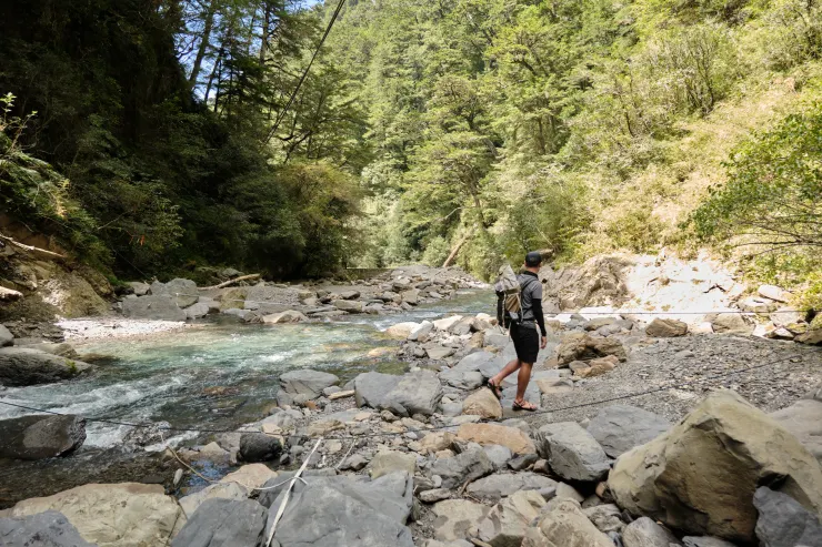 來到唯一的過溪點，通常這邊都會有兩組繩，再自行選擇哪邊比較好過。曾經還有水位高到這兩組繩幾乎快被淹沒，要退到更下游借助水泥平台的墊高才通過