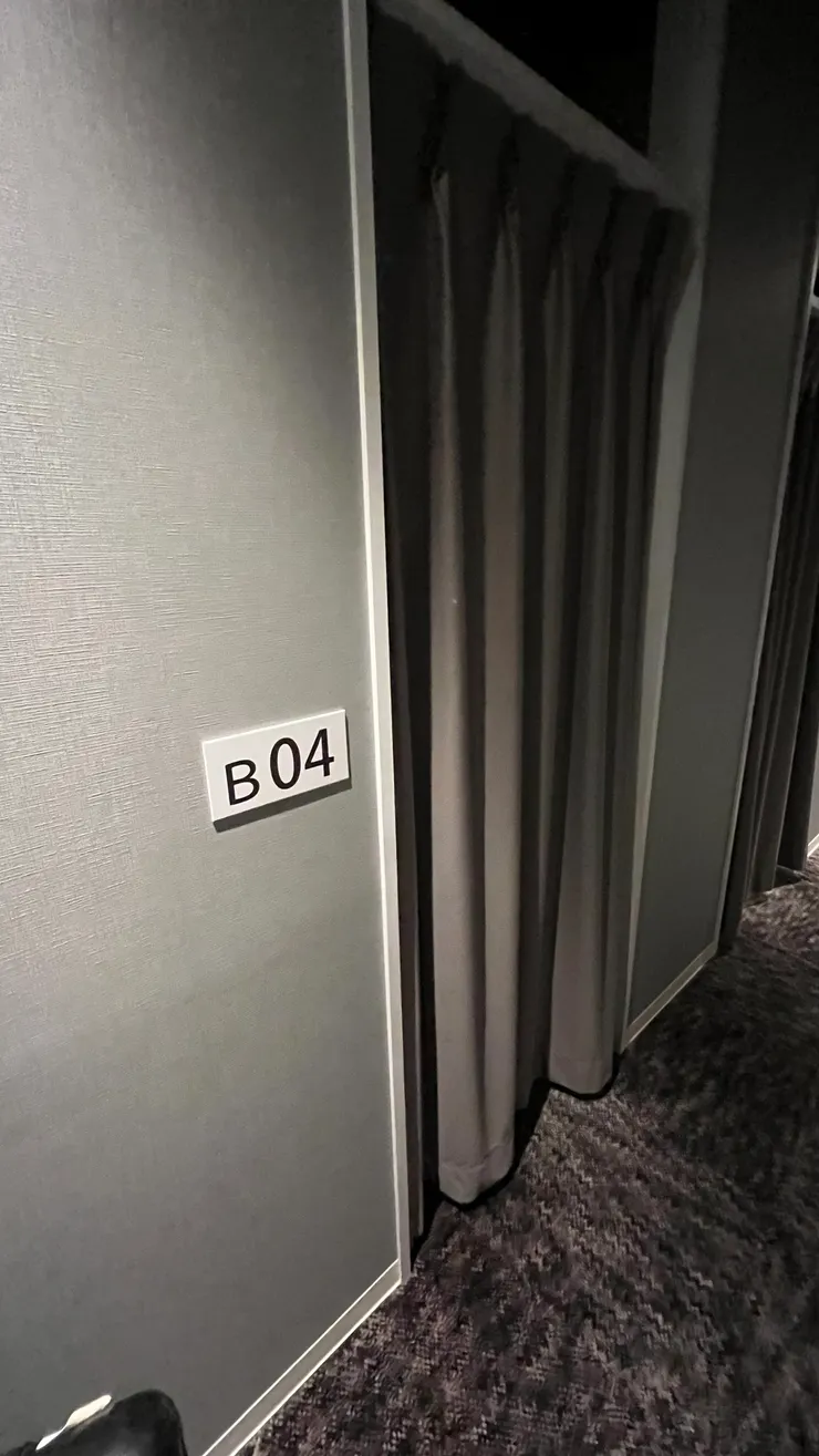 只要是叫做膠囊房，一律都不會有鎖，只有步簾。